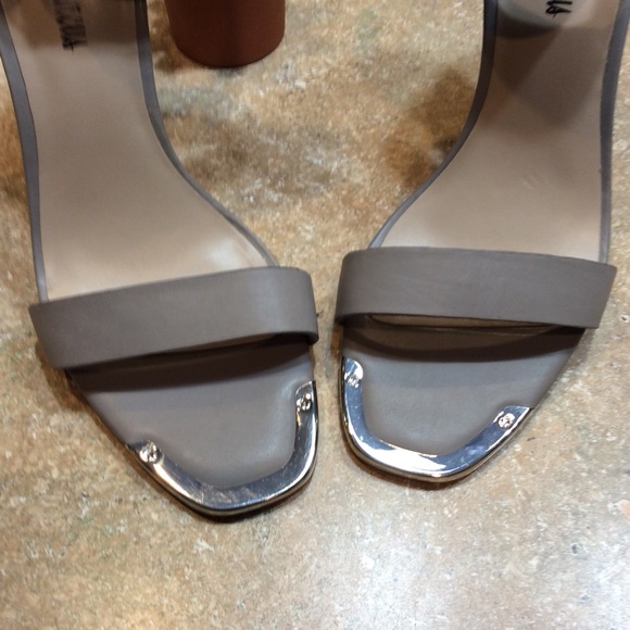 NEIMAN MARCUS LEATHER ANKLE STRAP HEELS - Picture 7 of 8